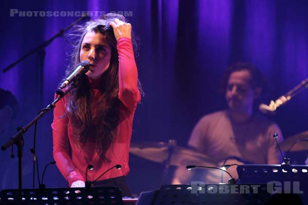 JULIA HOLTER - 2018-12-05 - PARIS - Petit Bain - 